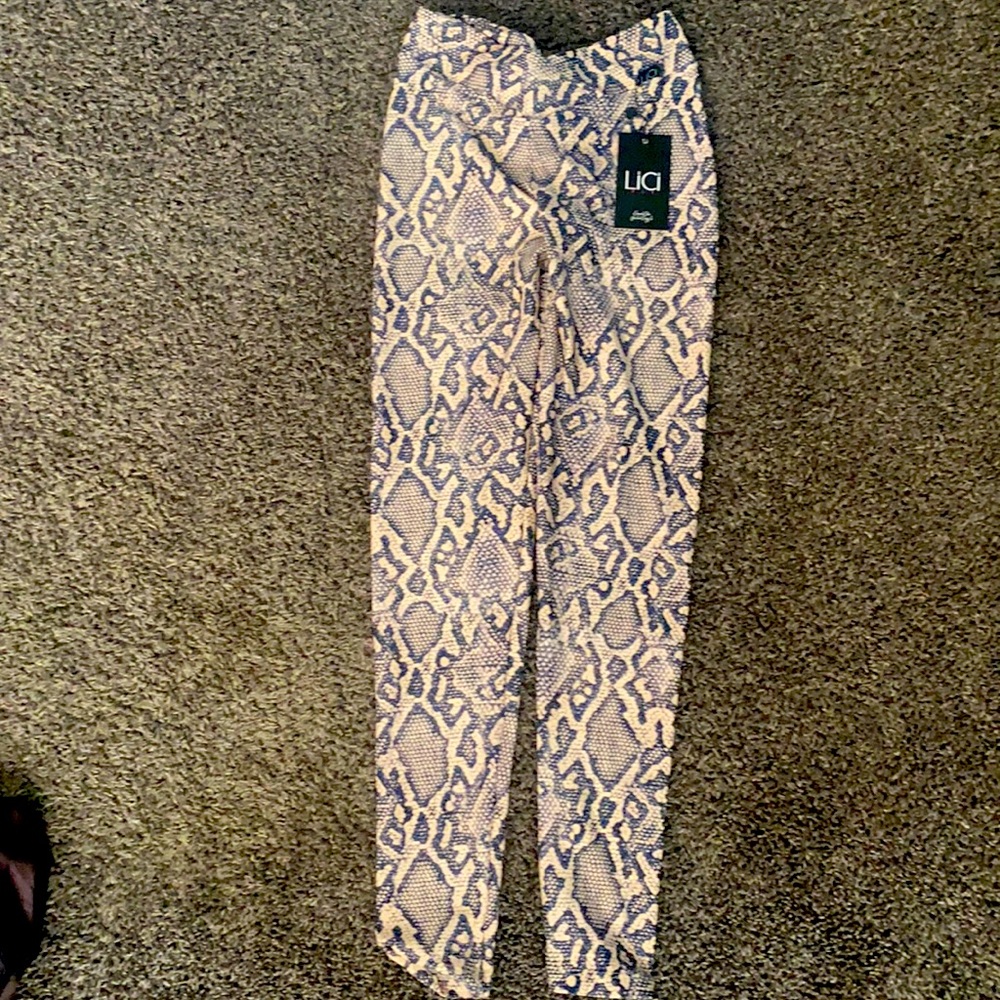 Lici Fit Python V-Cut Scrunch Leggings - small